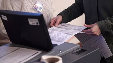 Una persona introduce su boleta en una máquina de votos durante las elecciones de medio mandato en EEUU.