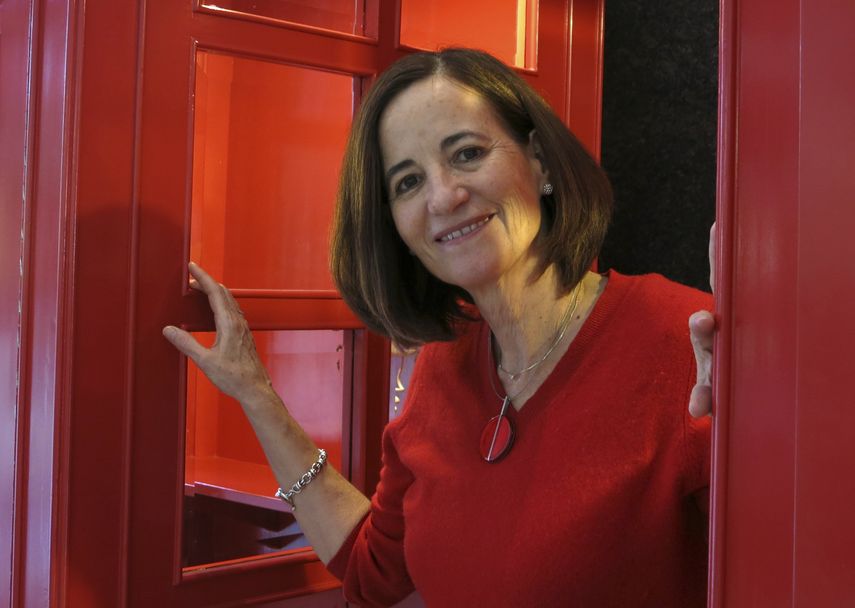 En esta foto del 1 de diciembre del 2014, la escritora mexicana Mónica Lavín posa en Guadalajara, México. 