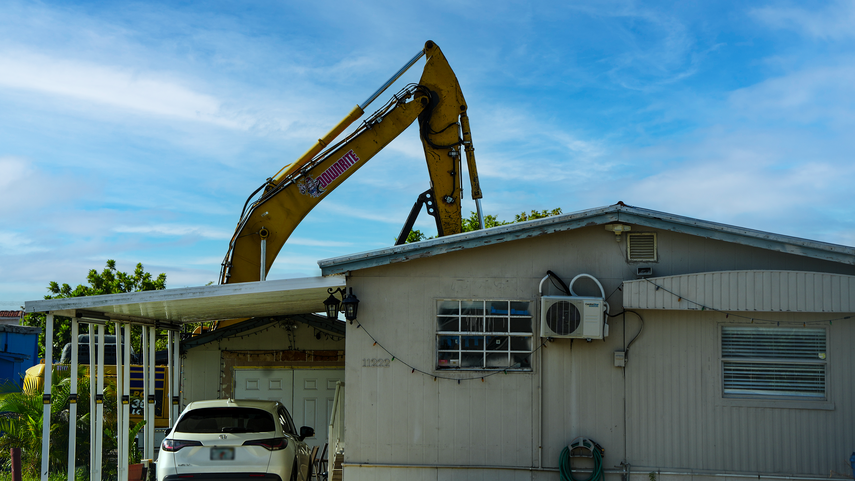 El proceso de demolición avanza en el parque de viviendas móviles en Sweetwater. El proceso de demolición avanza en el parque de viviendas móviles en Sweetwater.