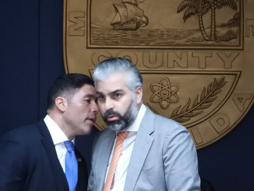 Comisionado Roberto González conversa con Anthony Rodríguez, presidente de la Comisión. Comisionado Roberto González conversa con Anthony Rodríguez, presidente de la Comisión.