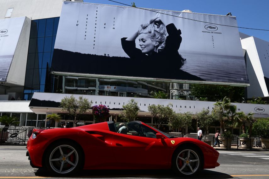 Esta fotografía tomada el 15 de mayo de 2023 muestra el póster oficial del 76º Festival de Cannes con una fotografía de la actriz Catherine Deneuve de Jack Garofalo, en la fachada del Palais des Festivals en Cannes, sureste de Francia.