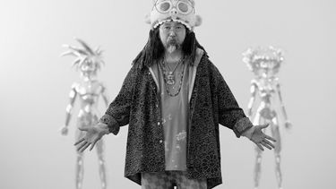 El artista contemporáneo japonés Takashi Murakami posa durante una sesión de fotos en la Galería Gagosian en Le Bourget, en las afueras de París, el 8 de junio de 2023.