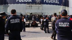 Agentes policiales hacen huelga en un comando de la Policía Federal en Ciudad de México.