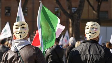 Pasaporte sanitario para trabajadores hace estallar a Italia