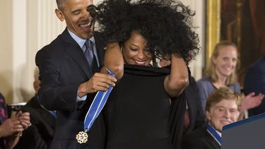 Obama condecora a la cantante estadounidense Diana Ross durante la entrega de los premios de la Presidencia Medalla de la Libertad