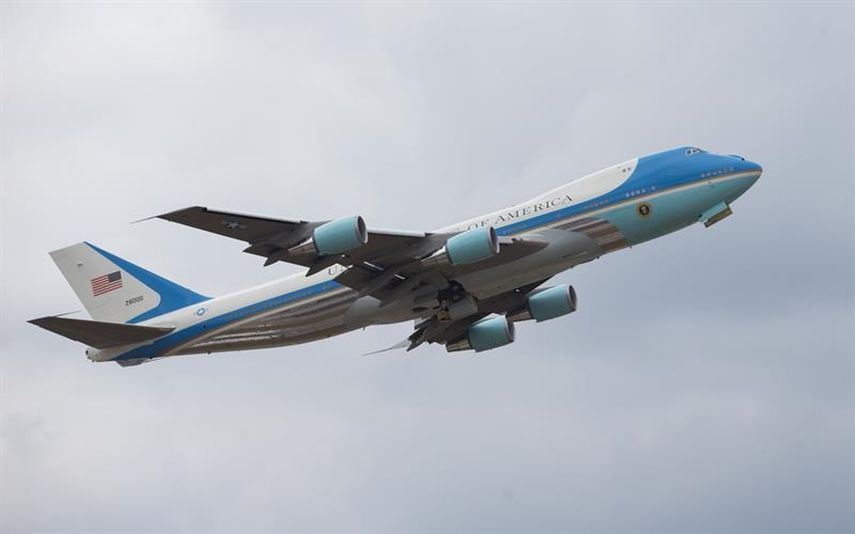Imagen del Air Force One al despegar del Aeropuerto Internacional José Martí, en La Habana, Cuba, rumbo a Argentina. (EFE)