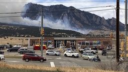Humo surge de las llamas de un incendio forestal, el sábado 26 de marzo de 2022 en Marshall, Colorado, pocos kilómetros al sur de Boulder, Colorado.&nbsp;