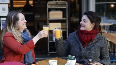 Dos mujeres toman un café y un jugo de naranja en la terraza de un café, el 19 de mayo de 2021, en Estrasburgo, en el este de Francia.&nbsp;