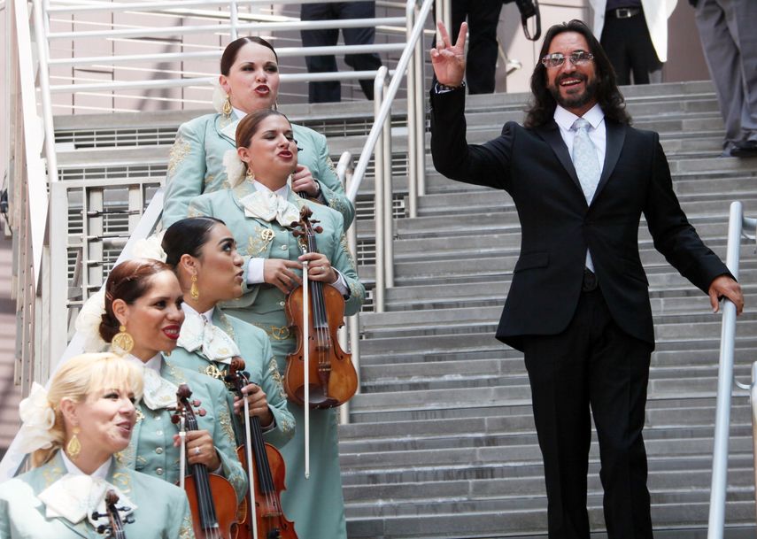 El cantante mexicano Marco Antonio Solís, ganador del premio Latin Grammy, baja las escaleras del Museo de Cera Madame Tussauds, cuando llega para ser honrado con una estrella en el Paseo de la Fama de Hollywood en Los Angeles el jueves 5 de agosto de 2010.&nbsp;