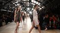 Los modelos presentan una creación para el desfile de moda Primavera-Verano 2023 de Isabel Marant durante la Semana de la Moda de Mujer de París el 29 de septiembre de 2022. Una brasileña denunció el robo de joyas en el evento.