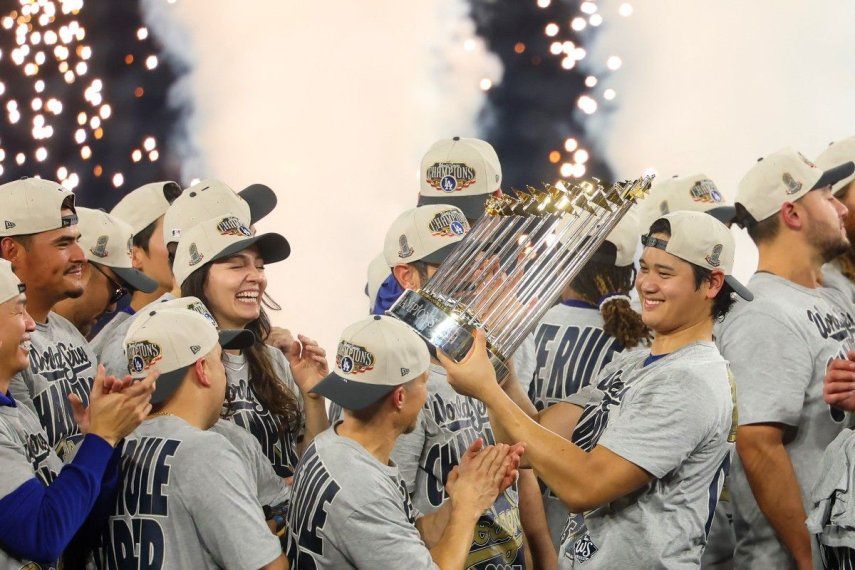 Shohei Ohtani, número 17 de los Dodgers de Los Ángeles, levanta el Trofeo del Comisionado tras derrotar a los Azulejos de Toronto 5-4 en el séptimo juego de la Serie Mundial de 2025 en el Rogers Center el 2 de noviembre de 2025 en Toronto, Ontario. Shohei Ohtani, número 17 de los Dodgers de Los Ángeles, levanta el Trofeo del Comisionado tras derrotar a los Azulejos de Toronto 5-4 en el séptimo juego de la Serie Mundial de 2025 en el Rogers Center el 2 de noviembre de 2025 en Toronto, Ontario.