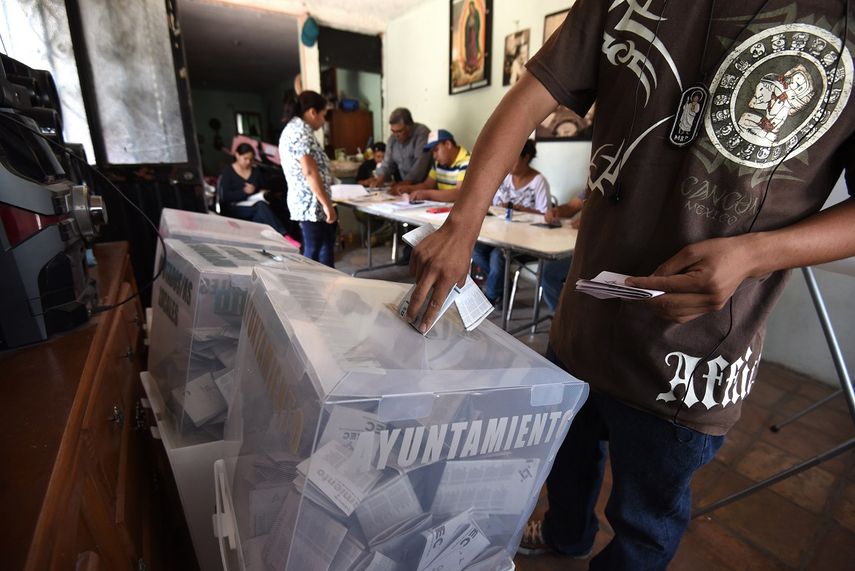 Habitantes de la ciudad de Saltillo votan para elegir el gobierno del estado de Coahuila (México).