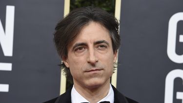 Noah Baumbach llega a la 77a entrega anual de los Globos de Oro, el 5 de enero de 2020 en Beverly Hills, California. La adaptación de Baumbach de la novela de Don DeLillo de 1985 White Noise abrirá el Festival de Cine de Nueva York.