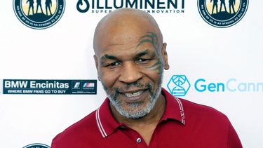 Mike Tyson busca regresar a lo grande o al menos a tener dinero