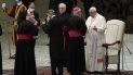 El papa Francisco recibe a obispos en la sala Pablo VI durante su audiencia general semanal en el Vaticano, el miércoles 21 de octubre de 2020. El papa Francisco recibe a obispos en la sala Pablo VI durante su audiencia general semanal en el Vaticano, el miércoles 21 de octubre de 2020.