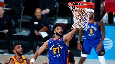 Jamal Murray, de los Nuggets de Denver, anota una bandeja en la primera mitad del juego de primera ronda de playoffs ante el Jazz de Utah