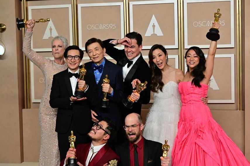 El elenco y el equipo de Everything Everywhere All at Once Michelle Yeoh, Ke Huy Quan, Stephanie Hsu, Jamie Lee Curtis , James Hong, Daniel Kwan, Daniel Scheinert, Jonathan Wang posan con sus trofeos Oscar, son parte de los ganadores de la 95.a entrega anual de los Premios de la Academia en el Dolby Theatre de Hollywood, California, el 12 de marzo de 2023.