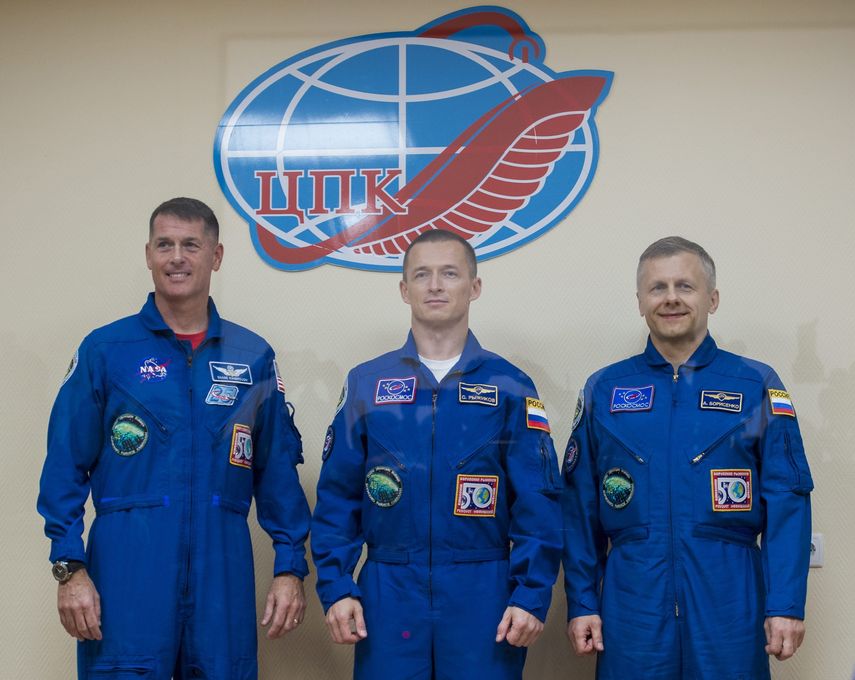 El astronauta estadounidense de la NASA, Shane Kimbrough (i), el comandante ruso Serguéi Rizhikov (c), y al ingeniero ruso Andréi Borisenko (d)