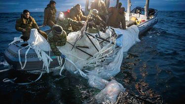 Marineros del Grupo 2 de Eliminación de Artefactos Explosivos recuperando restos de un globo espía en la costa de Myrtle Beach, Carolina del Sur, el 5 de febrero de 2023.&nbsp;