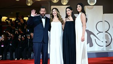El actor estadounidense Adam Sandler, su esposa Jackie Sandler y sus hijas Sunny y Sadie asisten a la alfombra roja de Jay Kelly durante el 82.º Festival Internacional de Cine de Venecia, en el Lido de Venecia, el 28 de agosto de 2025.&nbsp;