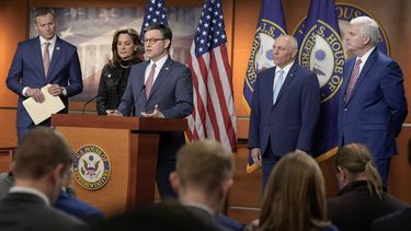 El presidente de la Cámara de Representantes, Mike Jhonson, en una conferencia de prensa junto a varios legisladores republicanos.