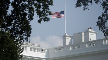 La bandera de Estados Unidos ondea a media asta sobre la&nbsp;Casa&nbsp;Blanca este lunes 27 de agosto de 2018, en Washington.