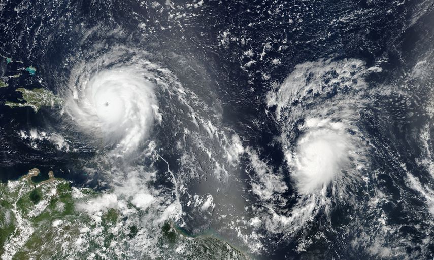 Imagen facilitafa por la NASA que muestra el&nbsp;huracán&nbsp;Irma (i) y el&nbsp;Huracán&nbsp;José&nbsp;(d) en el Océano Atlántico