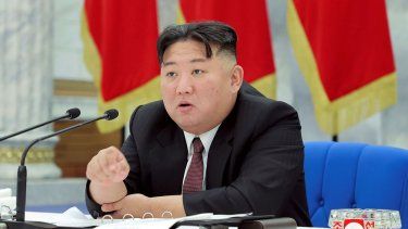 Kim Jong Un pronuncia un discurso durante una reunión del Partido de los Trabajadores en Pyongyang, Corea del Norte, el viernes 30 de diciembre de 2022.
