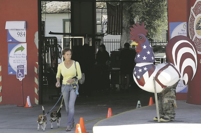 Votante a la salida de uno de los puestos electorales en la Pequeña Habana, en las elecciones presidenciales de 2012. (ARCHIVO)