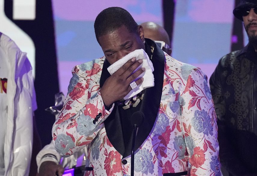 Busta Rhymes reacciona en el escenario tras recibir el premio a la trayectoria en los Premios BET el domingo 25 de junio de 2023, en el Teatro Microsoft en Los Ángeles.