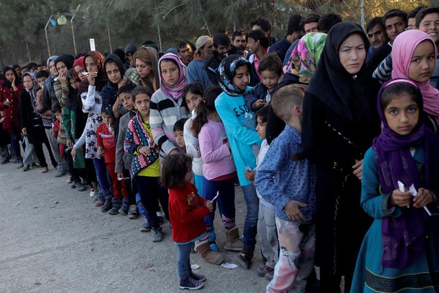  Varios refugiados hacen cola para recibir alimentos en el centro de recepción de Moria en la isla de Lesbos, Grecia. (EFE) 