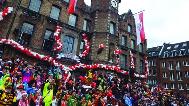 Los alemanes invaden las calles en busca de diversión.