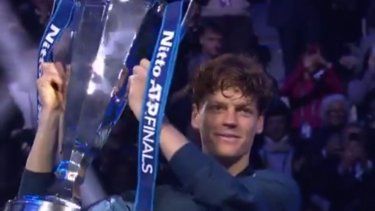 El italiano Jannik Sinner levanta el trofeo del ATP Finals