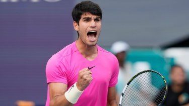 El español Carlos Alcaraz festeja luego de ganar el primer set ante Tommy Paul, en el Abierto de Miami, el martes 28 de marzo de 2023.
