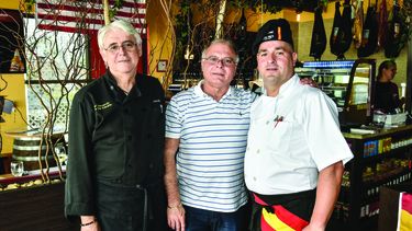 Tomás de Quesada, al centro, junto al chef Fernando Cuadriello (izq) y otro integrante de su equipo del restaurante.