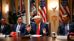 El Secretario del Interior Doug Burgum (Izquierda), el Secretario de Estado Marco Rubio, y el Secretario de Defensa, Pete Hegseth, escuchan al Presidente Donald Trump hablar durante una reunión del gabinete en la Sala del Gabinete de la Casa Blanca en Washington, DC, el 27 de mayo de 2026. El Secretario del Interior Doug Burgum (Izquierda), el Secretario de Estado Marco Rubio, y el Secretario de Defensa, Pete Hegseth, escuchan al Presidente Donald Trump hablar durante una reunión del gabinete en la Sala del Gabinete de la Casa Blanca en Washington, DC, el 27 de mayo de 2026.