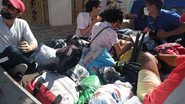 Los jóvenes en el camión donde trasladaron la ayuda para los afectados