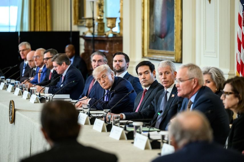 Donald Trump y miembros de su equipo reunidos con ejecutivos de empresas petroleras en la Casa Blanca el 09ENE26.&nbsp;