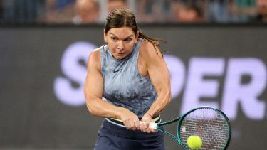 La rumana Simona Halep devuelve la pelota durante un partido de exhibición de tenis en la quinta edición del Festival de Deportes organizado en el BT Arena en Cluj Napoca, Rumania, el 15 de junio de 2024. La rumana Simona Halep devuelve la pelota durante un partido de exhibición de tenis en la quinta edición del Festival de Deportes organizado en el BT Arena en Cluj Napoca, Rumania, el 15 de junio de 2024.