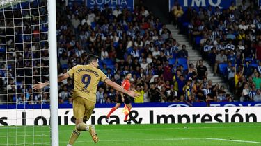 Robert Lewandowski, del Barcelona, festeja tras anotar el tercer gol del equipo en partido de la Liga ante la Real Sociedad, el domingo 21 de agosto de 2022, en San Sebastián, España.