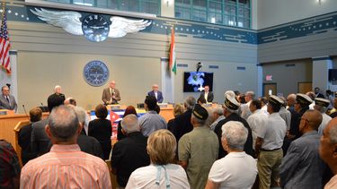 La audiencia escucha las notas de los himnos de Cuba, Nicaragua y Venezuela durante el congreso de la Asamblea de la Resistencia Cubana.