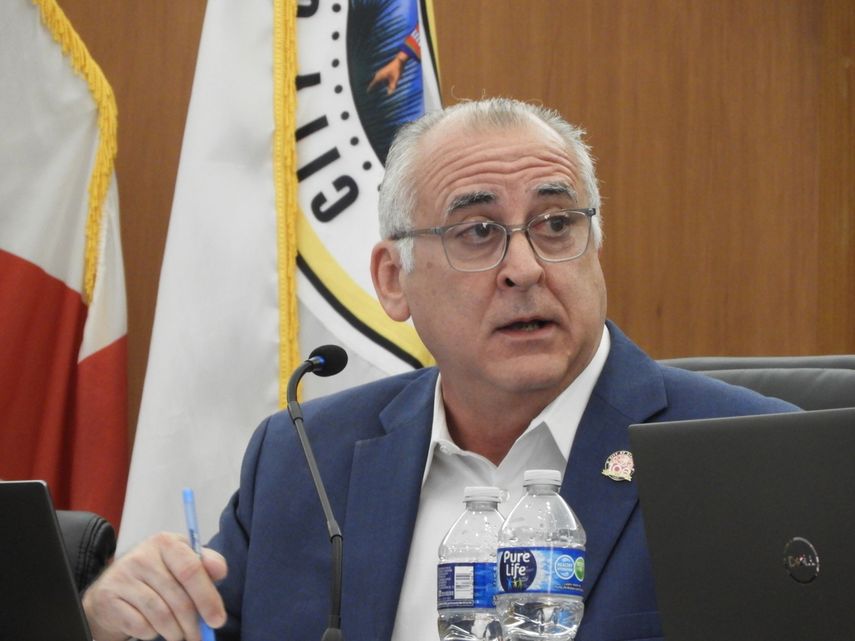 Esteban Bovo alcalde de Hialeah.