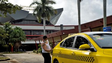 Un taxista limpia su automóvil en el Aeropuerto Internacional José Martí el 10 de noviembre de 2020, antes de su reapertura en medio de la pandemia del nuevo coronavirus COVID-19. La apertura del Aeropuerto Internacional José Martí de La Habana está prevista para el 11 de noviembre.