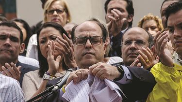 El diputado opositor Julio borges, presidente de la Asamblea Nacional de Venezuela, destruye la sentencia del TSJ que anula al PArlamento y acusa al presidente Nicolás Maduro de haber dado un golpe de Estado.