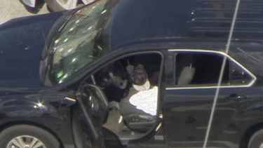 Impactos de bala en el parabrisas de la camioneta negra.&nbsp;