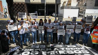 Familiares de presos políticos participan en una manifestación frente a la Fiscalía General de Caracas el 18 de noviembre de 2025, exigiendo su liberación.&nbsp;