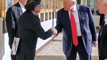 magen difundida por la oficina de prensa de la Presidencia colombiana que muestra al presidente colombiano Gustavo Petro (izq.) estrechando la mano de su homólogo, el presidente estadounidense Donald Trump, en la Casa Blanca, Washington, el 3 de febrero de 2026.