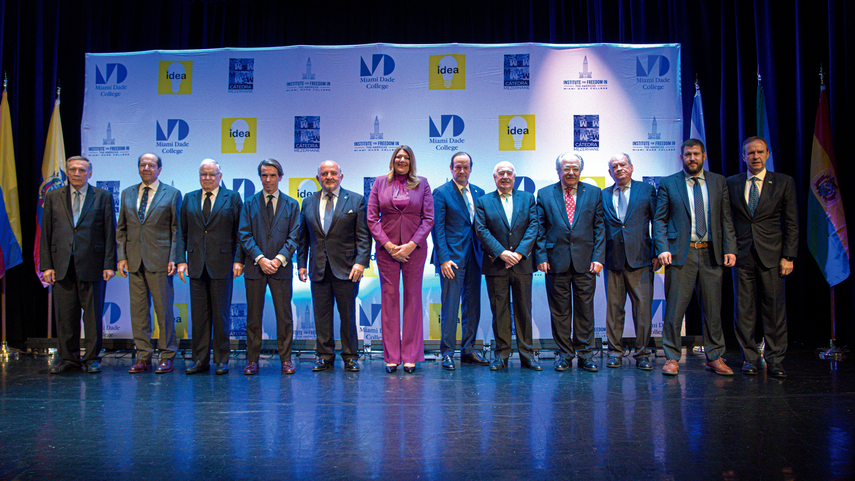 Clausura del IX Diálogo Presidencial del Grupo IDEA y Miami Dade College. En la foto: Jamil Mahuad, Osvaldo Hurtado, Miguel Ángel Rodríguez, José María Aznar, Nelson J. Mezerhane G., Madelaine Pumariega, Javier Martínez Acha, Andrés Pastrana, Asdrúbal Aguiar, Carlos Blanco, David Smolansky y Jorge ‘Tuto’ Quiroga. 