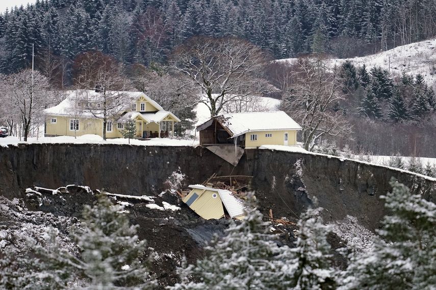 Varias viviendas destruidas luego de un deslizamiento de tierra en el municipio de Gjerdrum, cerca de Ask, Noruega, el jueves 31 de diciembre de 2020.&nbsp;