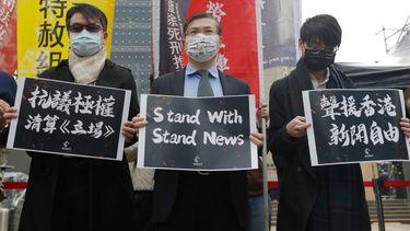 Manifestantes de Hong Kong en Taiwán y simpatizantes participan en una protesta contra el arresto de personal del sitio de noticias hongkonés Staand News.